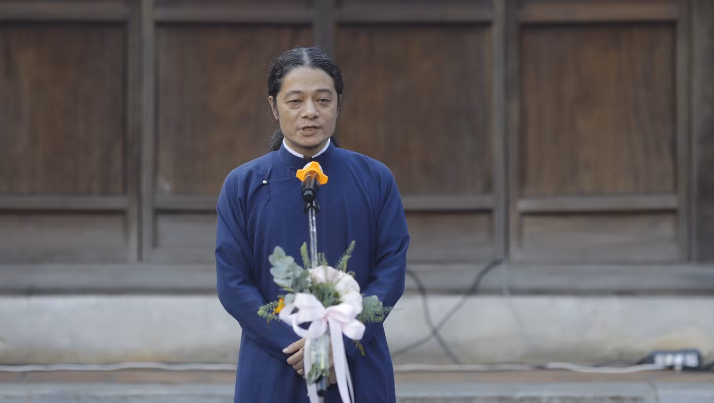 Giám tuyển triển lãm là thư pháp gia, triện khắc gia Xuân Như (tên thật là Vũ Thanh Tùng) - đang làm công việc giảng dạy thư pháp Hán - Nôm. Ông từng là giám tuyển nhiều kỳ cuộc triển lãm thư pháp tại Văn Miếu - Quốc Tử Giám cũng như sự kiện Hội chữ Xuân. "Trước kia chữ Hán, chữ Nôm tạo nên bề dày về văn hóa, lịch sử của dân tộc ta, còn chữ quốc ngữ ngày nay chính là công cụ để viết tiếp những trang sử đó. Chữ quốc ngữ và thư pháp quốc ngữ chính là nét chấm phá mới mà chúng tôi muốn gửi gắm và chia sẻ với mọi người trong cuộc triển lãm này”, giám tuyển nói.
