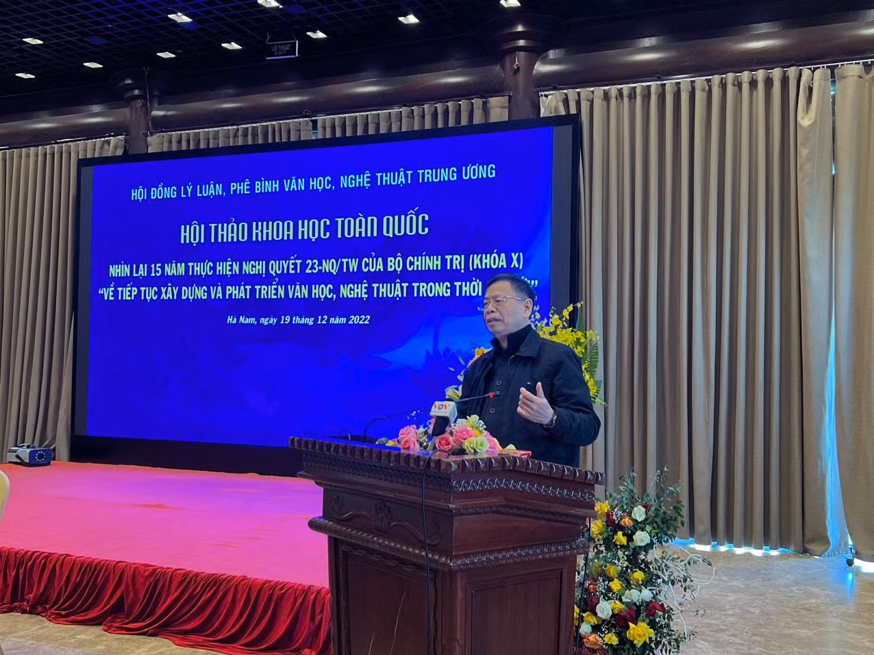 GS.TS Trần Thanh Hiệp khẳng định tầm quan trọng của lý luận phê bình đối với văn học nghệ thuật. Ảnh: NGỌC ÁNH.