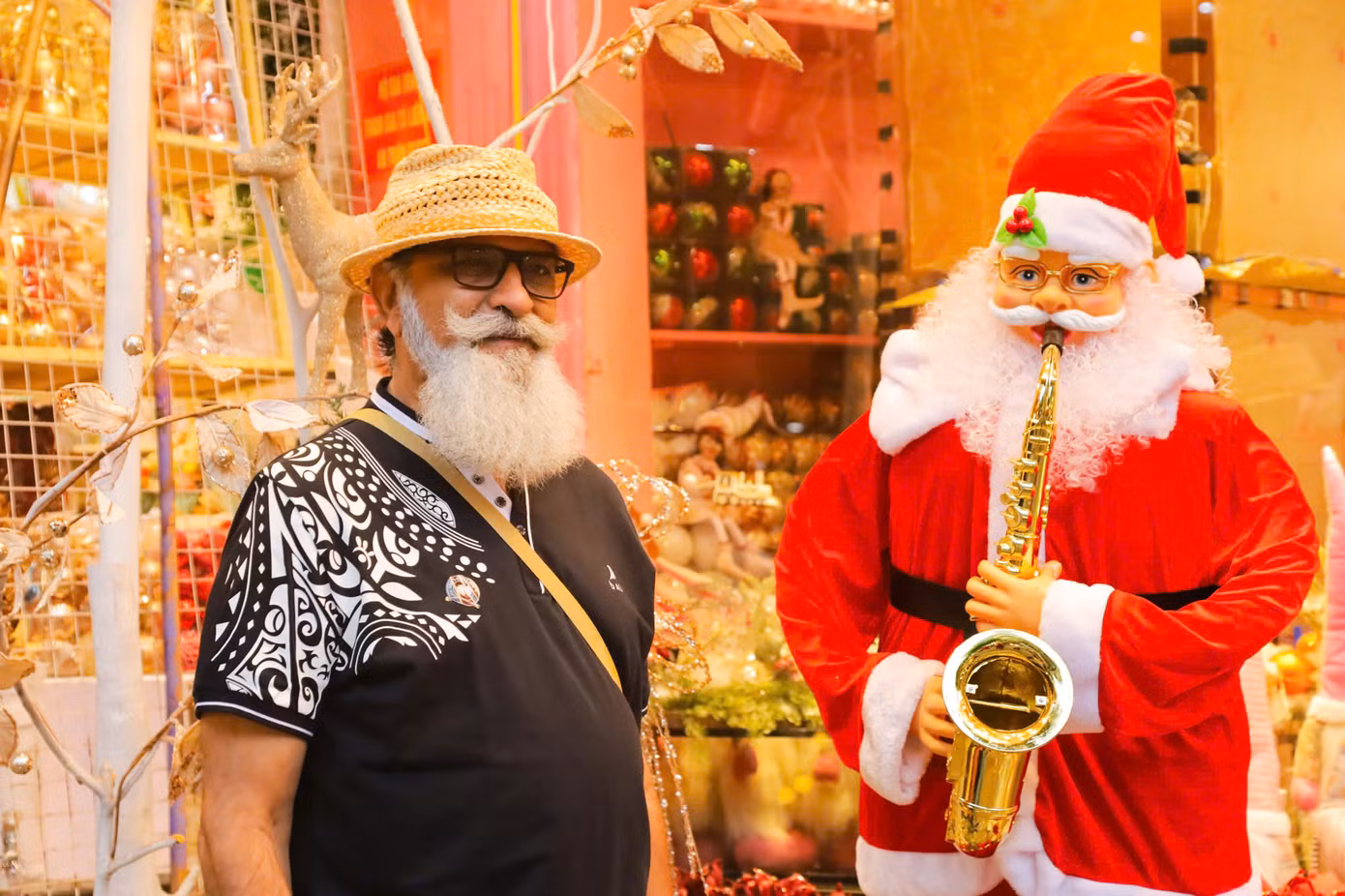 Mô hình ông già Noel cao hơn 1,5 m được nhiều du khách thích thú chụp ảnh cùng.