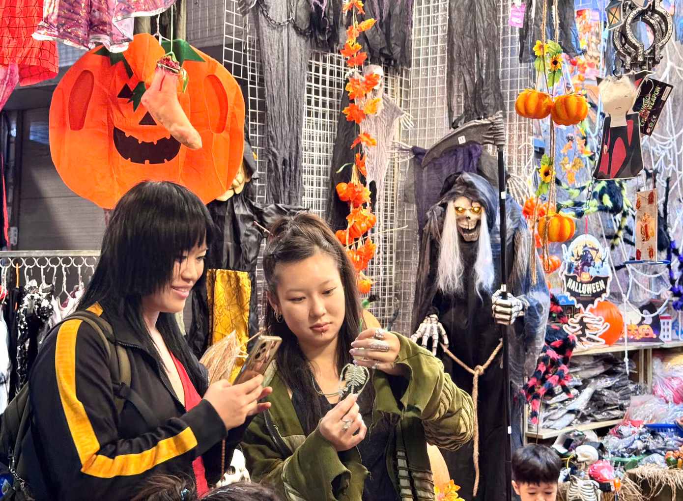 Đồ chơi Halloween dao động có giá thấp nhất từ vài chục nghìn đồng. Với mô hình lớn, giá thành lên đến vài triệu đồng/món. Mô hình bộ xương, bí ngô khổng lồ thường được mua để trang trí trong phòng khách hoặc các nhà hàng, quán cà phê.
