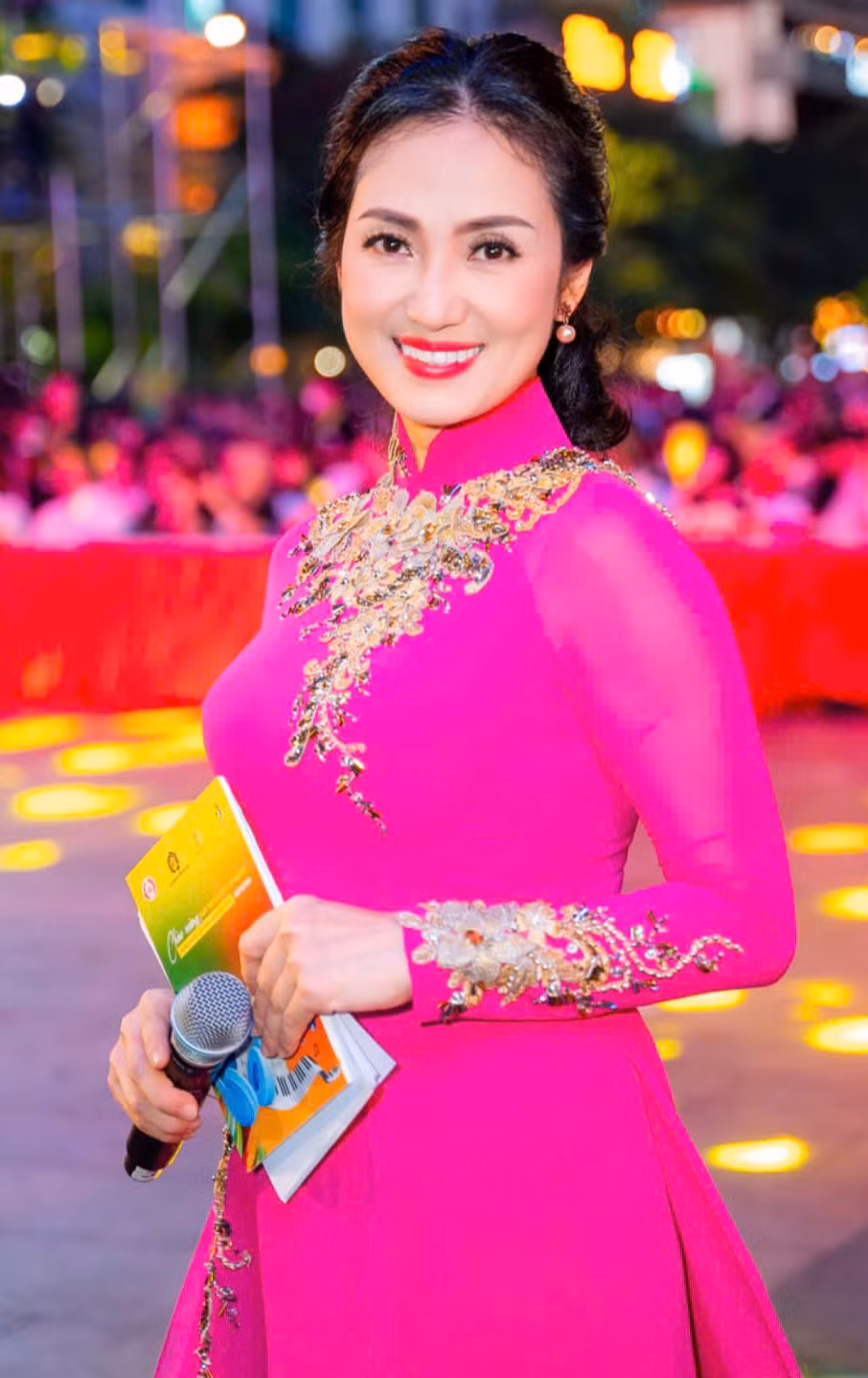 MC Phương Thảo từng dẫn chương trình thời sự trên HTV và các game show Vui để học, Vượt lên chính mình...