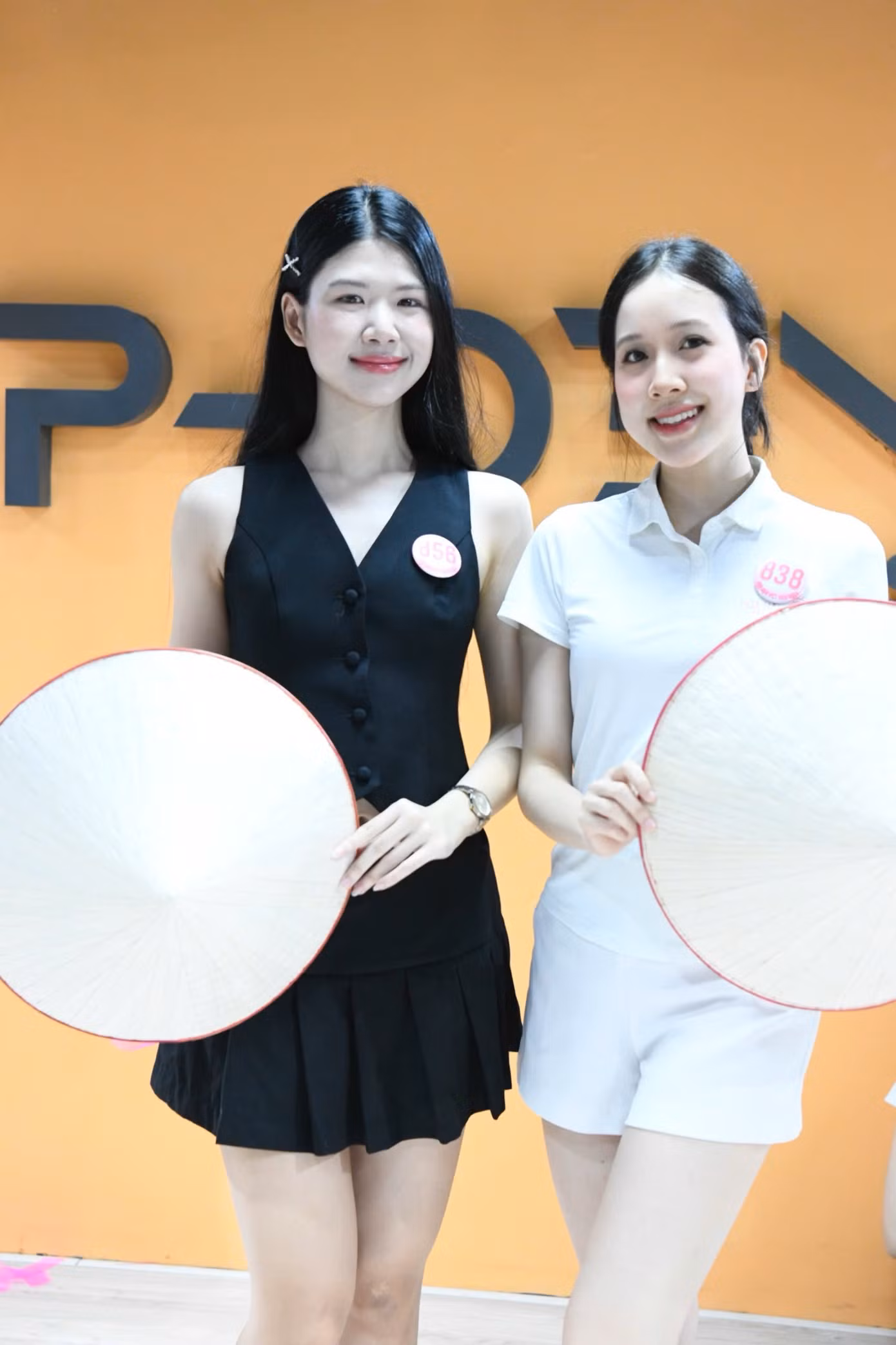 Đinh Hoàng Linh Đan và Hà Thu Trang trong buổi tập vũ đạo trước thềm Chung khảo Hoa hậu Việt Nam.