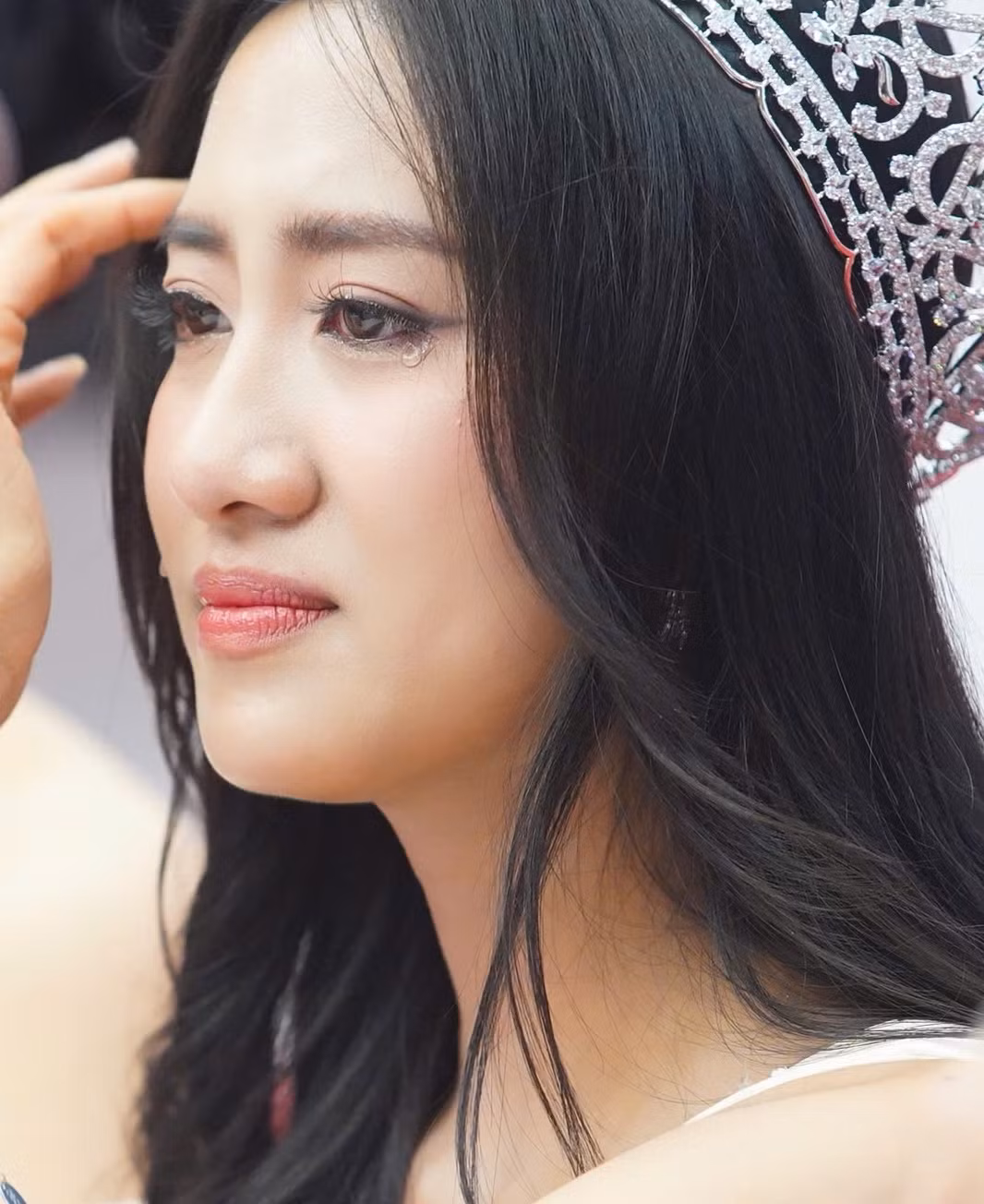 "Đêm chung kết tôi không khóc, nhưng khi ngồi đây lại không kìm nén được cảm xúc. Những tháng qua, 25 thí sinh Hoa hậu Việt Nam nhận được rất nhiều tình cảm của ban tổ chức cuộc thi và các cán bộ, phóng viên báo Tiền Phong. Khi được mọi người động viên, nhận những cái ôm tình cảm, tôi cảm nhận sự ấm áp", Trúc Linh nói.