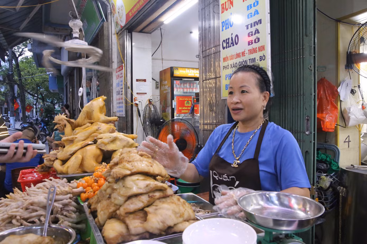 Nam Định không chỉ nổi tiếng với phở bò. Phở xíu chấm ở thành Nam cũng tấp nập khách đến ăn mỗi tối. Chị Đỗ Thị Bé - chủ Quán Bé (phố Nguyễn Hiền, TP. Nam Định) - cho biết dù chỉ mở hàng từ cuối giờ chiều, mỗi ngày quán vẫn bán hết tới hơn 50 kg thịt. Từ 19h00-20h là khoảng thời gian đông khách nhất, quán hiếm khi còn chỗ trống vào khung giờ này.