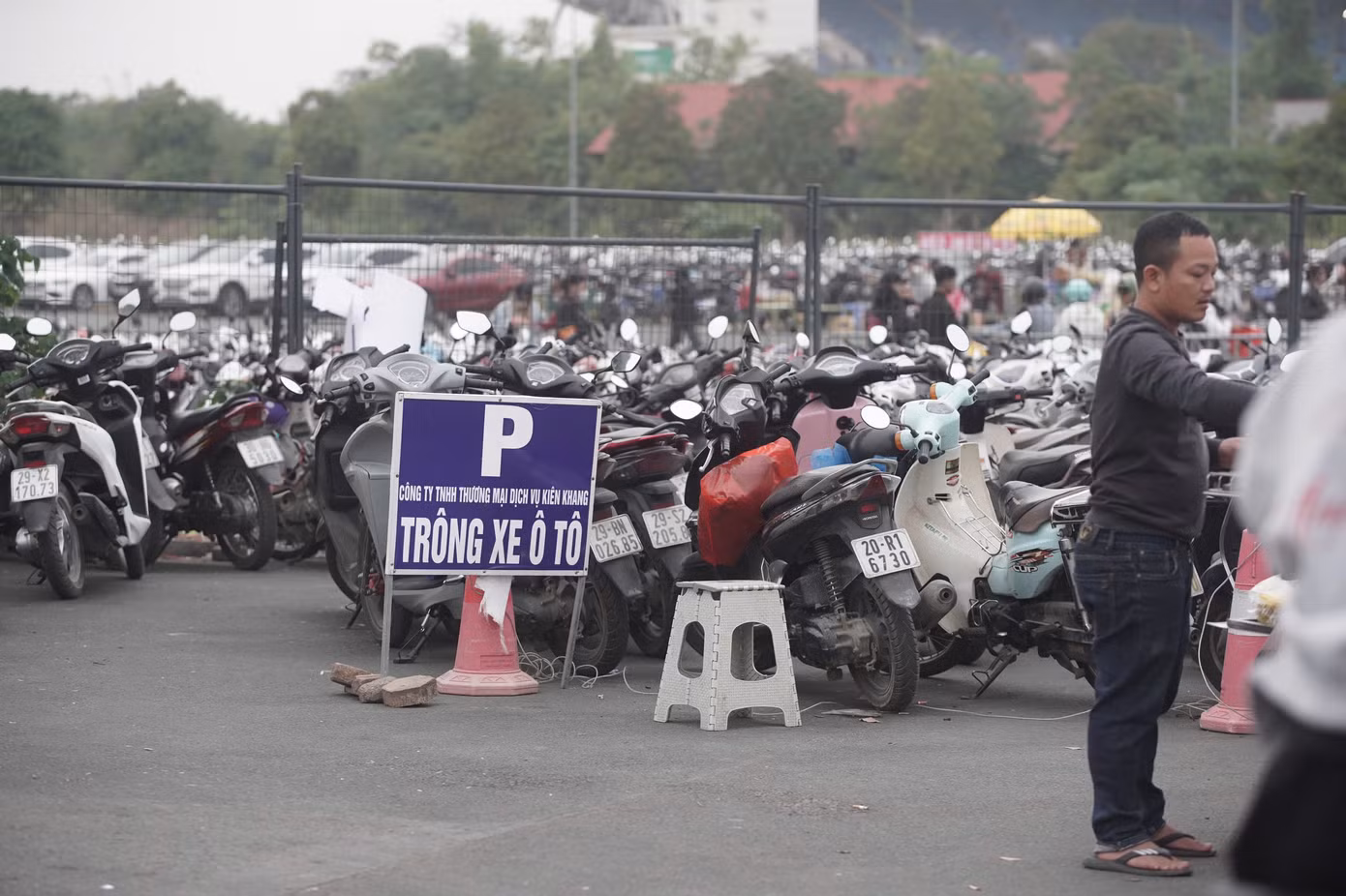 Các bãi gửi xe gần sân vận động Mỹ Đình hoạt động "hết công suất". Giá vé niêm yết trong bãi xe của ban tổ chức là 10.000 đồng/xe máy, trong khi giá vé xung quanh đã tăng lên 40.000 đồng/xe.