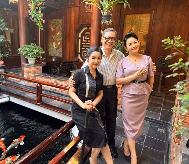 Vợ chồng NSND Thu Quế, NSƯT Phạm Cường đóng phim cùng bạn thân là NSND Thu Hà (trái).