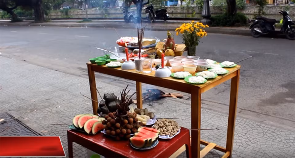 Lễ cúng chúng sinh phải làm ở ngoài trời.