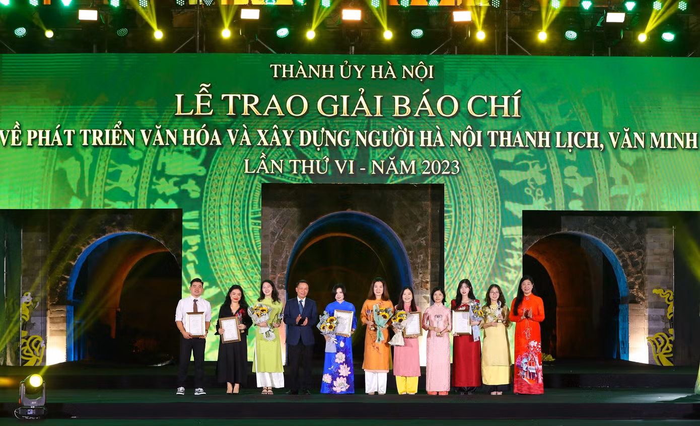 Phó Chủ tịch Thường trực Hội Nhà báo Việt Nam Nguyễn Đức Lợi và Chủ tịch Ủy ban Mặt trận Tổ quốc Việt Nam thành phố Hà Nội Nguyễn Lan Hương trao giải cho các tác giả, nhóm tác giả đoạt giải B. Ảnh: Trần Huấn.
