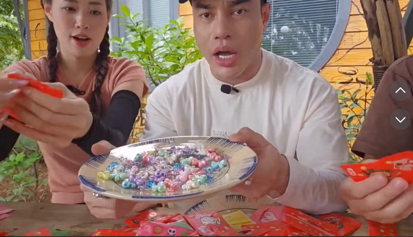 Diễn viên Lê Dương Bảo Lâm, Hoa hậu Khánh Vân bóc cả trăm túi mù cùng lúc.