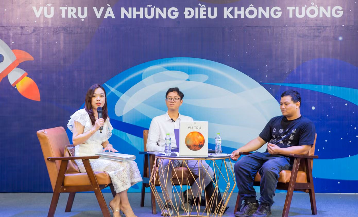 Dịch giả Trần Trung Quân (giữa) và nhà nghiên cứu Phạm Vũ Lộc ngoài cùng bên phải) tại tọa đàm.