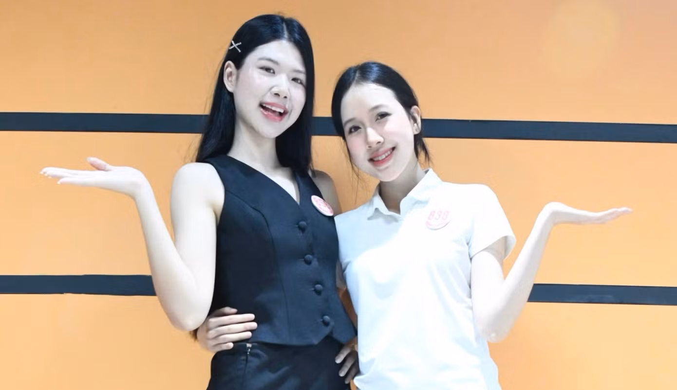 Thí sinh Đinh Hoàng Linh Đan (trái) và Hà Thu Trang (phải) đều sinh năm 2003, là sinh viên Đại học RMIT. Trước Hoa hậu Việt Nam 2024, hai cô gái không quen nhau vì Linh Đan học tại cơ sở TPHCM còn Hà Thu Trang là sinh viên Đại học RMIT cơ sở Hà Nội. Tuy vậy, sau Sơ khảo, hai thí sinh nhanh chóng thân thiết nhờ có nhiều điểm chung.