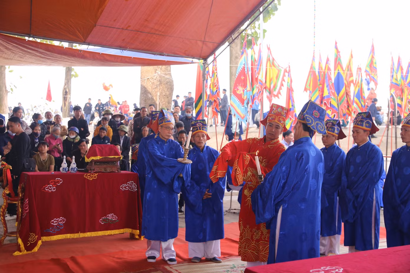 Lễ hội Phết Hiền Quan còn có màn kéo quân, các tiết mục giao lưu văn nghệ kéo dài đến 22h ngày 2/2. Chiều 3/2, lễ hội khép lại với phần rước nhang án và sắc phong từ đền về đình và chùa. Ảnh: GIA LINH.