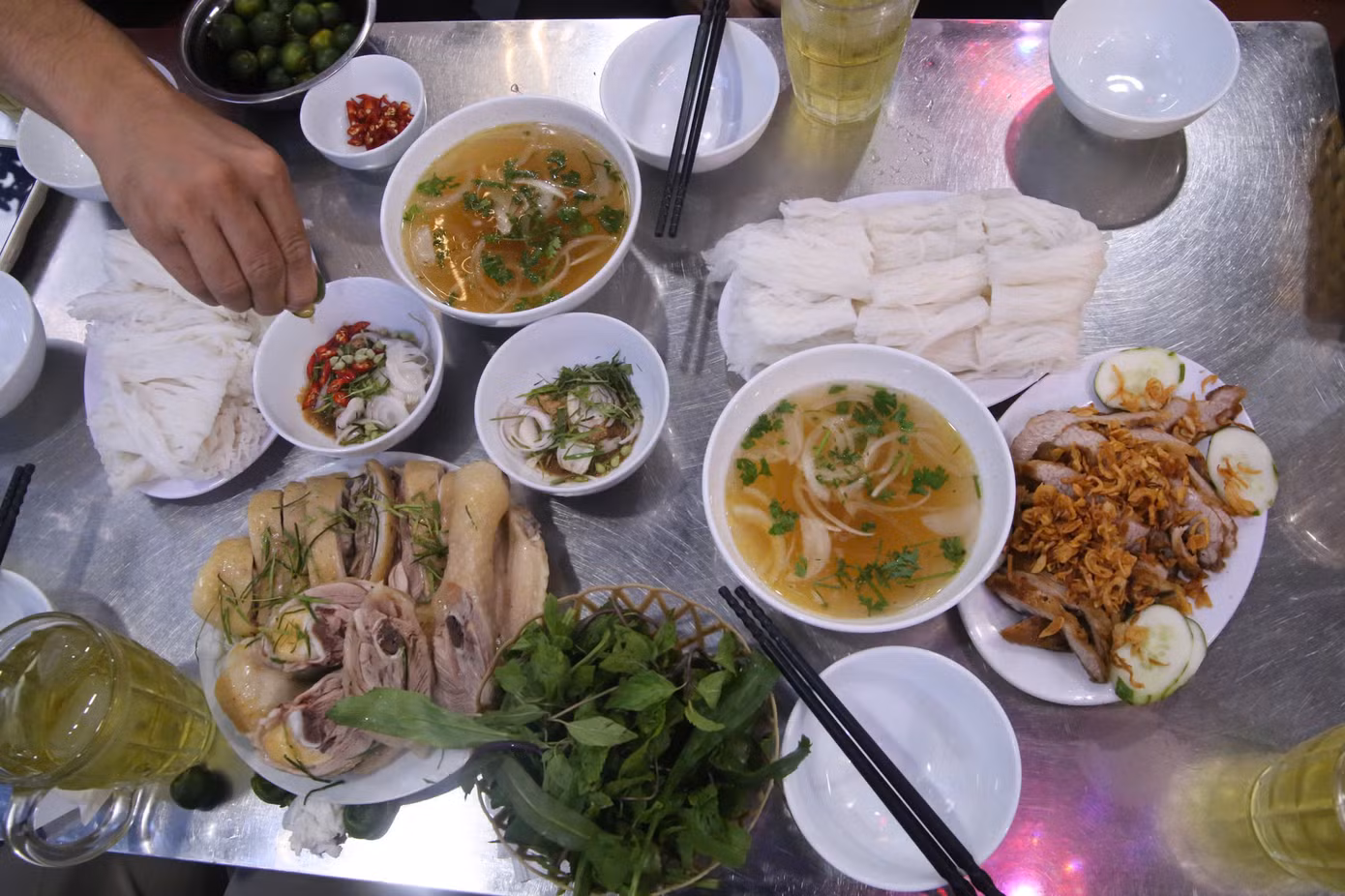 Ngoài phở xíu luôn hút khách, quán phục vụ cả gà luộc, trứng non, miến, phở chiên... Món nào cũng được phục vụ đầy đặn. Những ngày cao điểm, quán bán hết khoảng 20 con gà, hơn 50 kg thịt xíu, hơn 100 kg bánh phở.