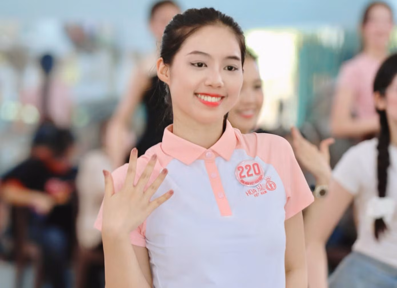 Đinh Hoàng Linh Đan (trái) và Trần Ngọc Châu Anh yêu thích ẩm thực Huế. Ảnh: Hồng Vĩnh.