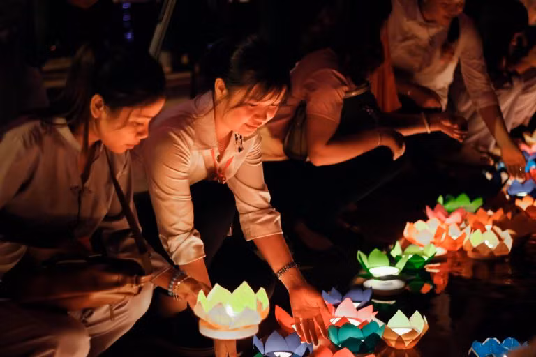 Lễ Vu lan trùng với ngày rằm tháng 7 xá tội vong nhân theo phong tục Á Đông.