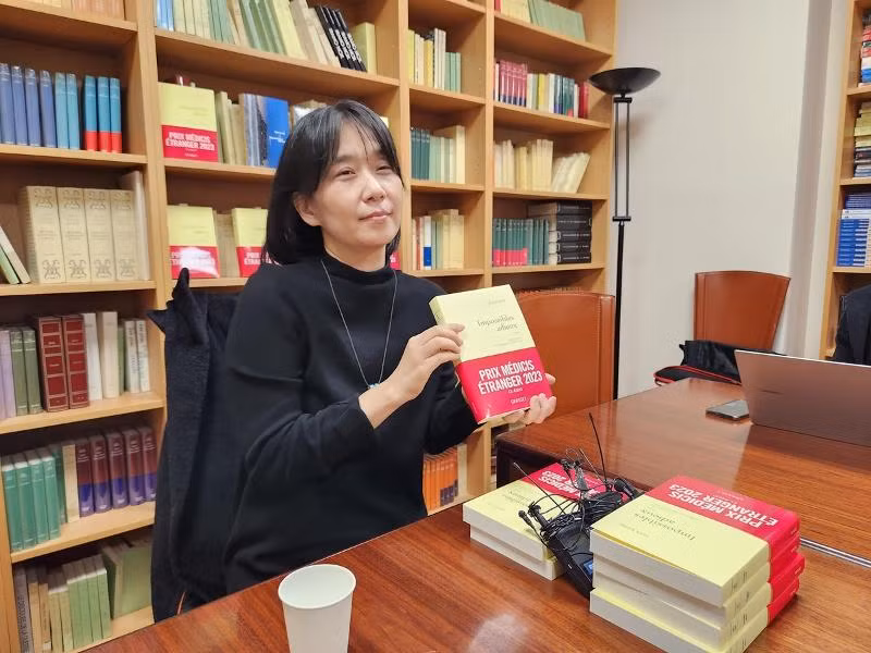 Nhà văn Han Kang có những tác phẩm văn xuôi giàu chất thơ mãnh liệt.