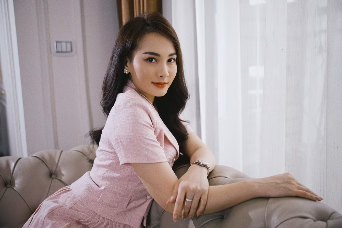 Với nữ diễn viên sinh năm 1990, sân khấu và truyền hình đều là đam mê. Bảo Thanh hé lộ lý do chưa trở lại màn ảnh nhỏ vì chờ đợi một kịch bản, vai diễn phù hợp. “Rất khó để làm mới dạng vai mình từng đóng. Khán giả có lẽ cũng thấy diễn viên không còn gì mới mẻ nếu cứ đóng khung ở một kiểu nhân vật”, Bảo Thanh nói. Ảnh: NVCC.