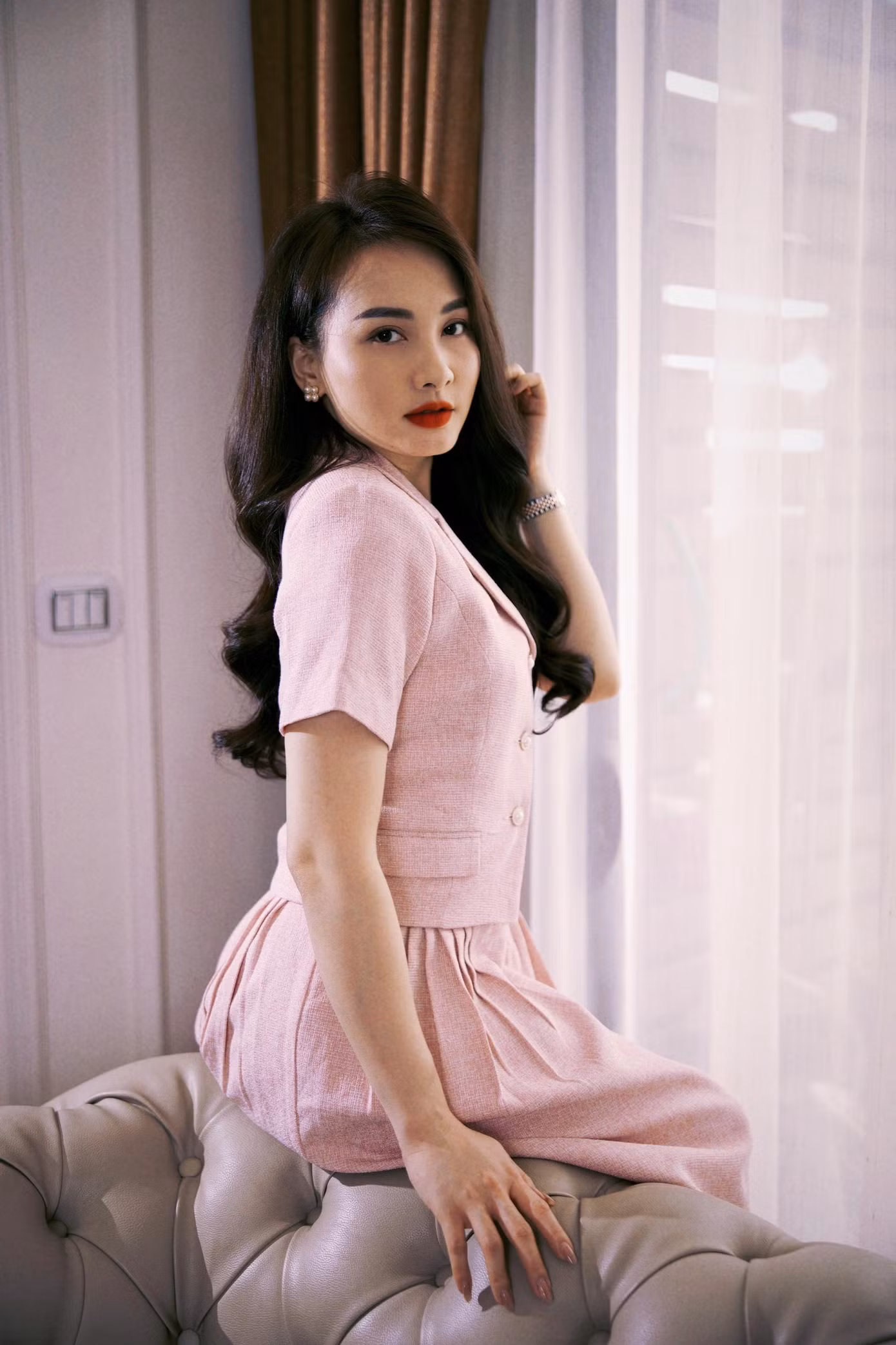Dù rất nhớ nghề, Bảo Thanh vẫn muốn dành trọn vẹn thời gian chăm sóc tổ ấm nhỏ sau khi sinh bé thứ hai vào tháng 5 năm 2021. Hai vợ chồng cô luôn thể hiện niềm hạnh phúc đong đầy với gia đình nhỏ có cậu con trai đầu lòng hoạt bát, "công chúa nhỏ" hơn một tuổi. Nữ diễn viên nói vui rằng cô cũng cần thời gian lấy lại vóc dáng để tự tin hơn khi trở lại làm nghề. Ảnh: NVCC.