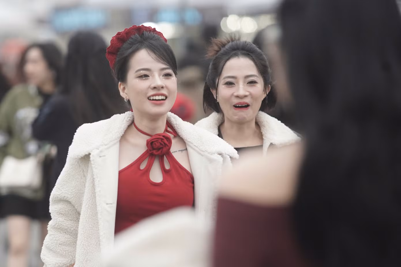 Khán giả trang điểm cầu kỳ, chọn nhiều phụ kiện.