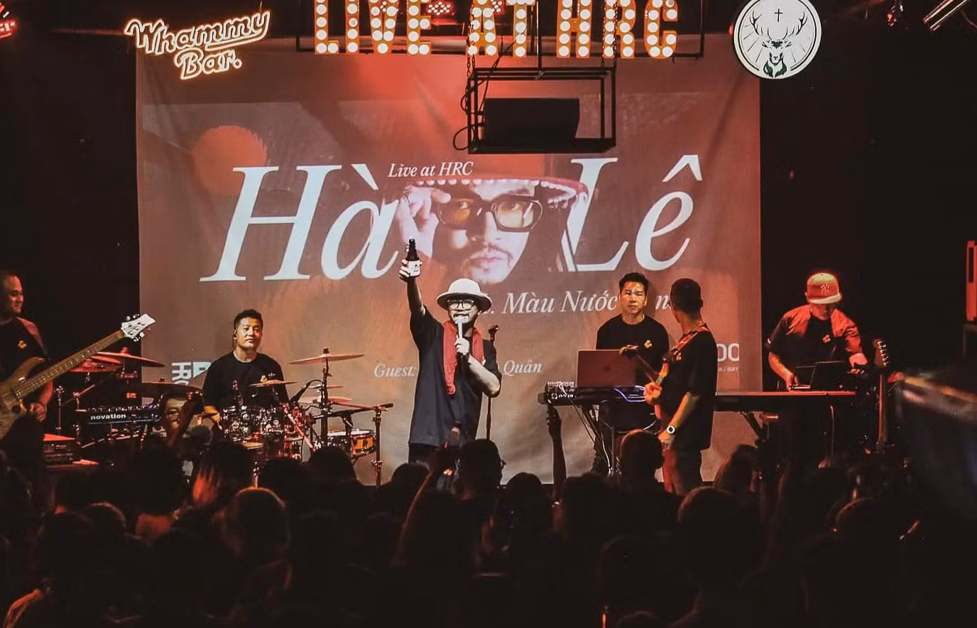 Hà Lê biểu diễn ở Hanoi Rock City.