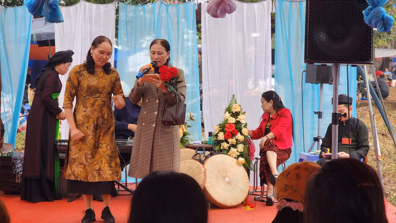 Chị Thoa (Thanh Oai, Hà Nội) chia sẻ: "Hội Lim năm nay dù mưa nhưng vẫn rất đông vui. Tôi đã lên canh hát trình bày bài Gửi người quan họ. Mỗi năm, hội Lim là dịp để tôi được lên sân khấu biểu diễn, thể hiện đam mê âm nhạc truyền thống". Ảnh: TRỌNG QUÂN.