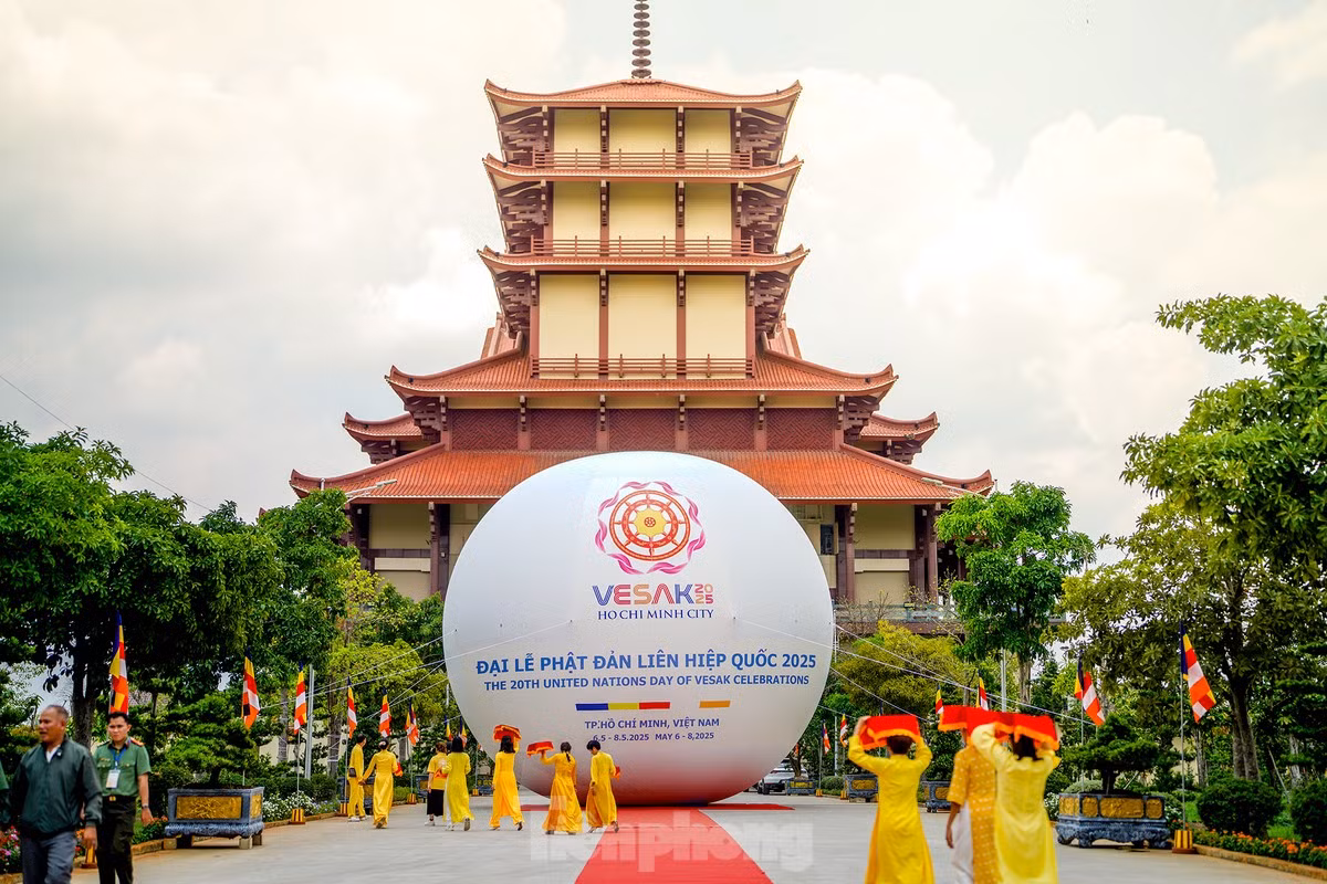 Quả cầu chủ đề của Vesak 2025.