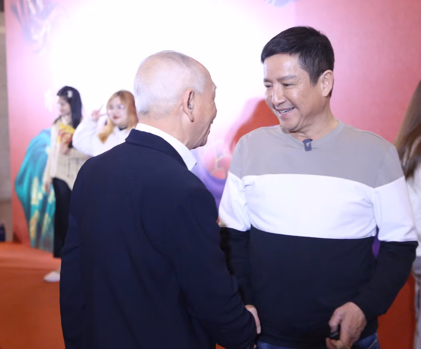 Tối 16/1, trước giờ ghi hình, NSƯT Chí Trung tranh thủ giao lưu, chụp hình với người hâm mộ. Anh vui vẻ quay clip cùng khán giả để đăng TikTok. NSƯT Chí Trung nói Táo Quân có lăng kính hài hước, có chút phê phán, nghệ sĩ phải làm sao để mọi người hiểu thông điệp mà chương trình muốn truyền tải.