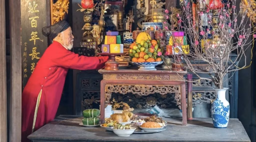 Trong mâm cúng tất niên, hương và đèn là hai vật không thể thiếu.