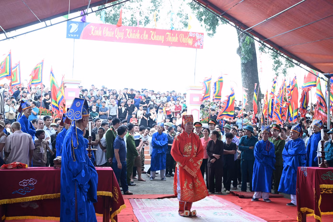 Không còn cướp phết, dân làng và du khách thập phương tề tựu xem tế lễ.