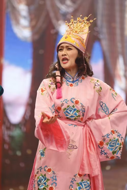 Vân Dung thường xuất hiện với những bộ cánh cầu kỳ, điệu đà.
