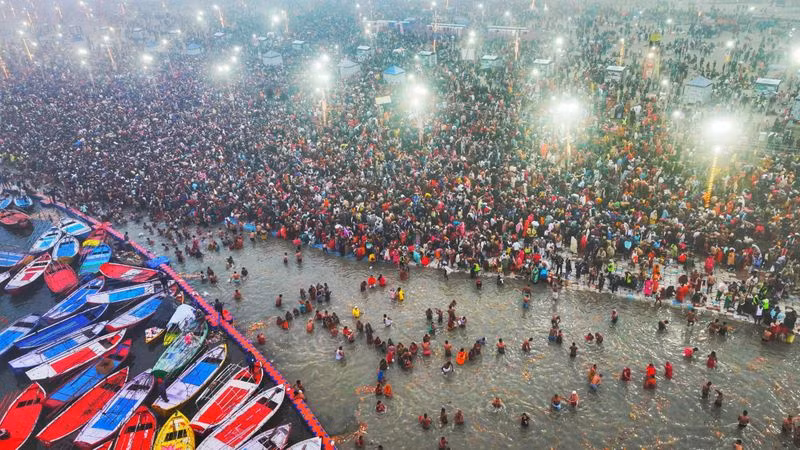 Biển người đổ về Uttar Pradesh để tham dự Maha Kumbh Mela. Ảnh: The Tribune.