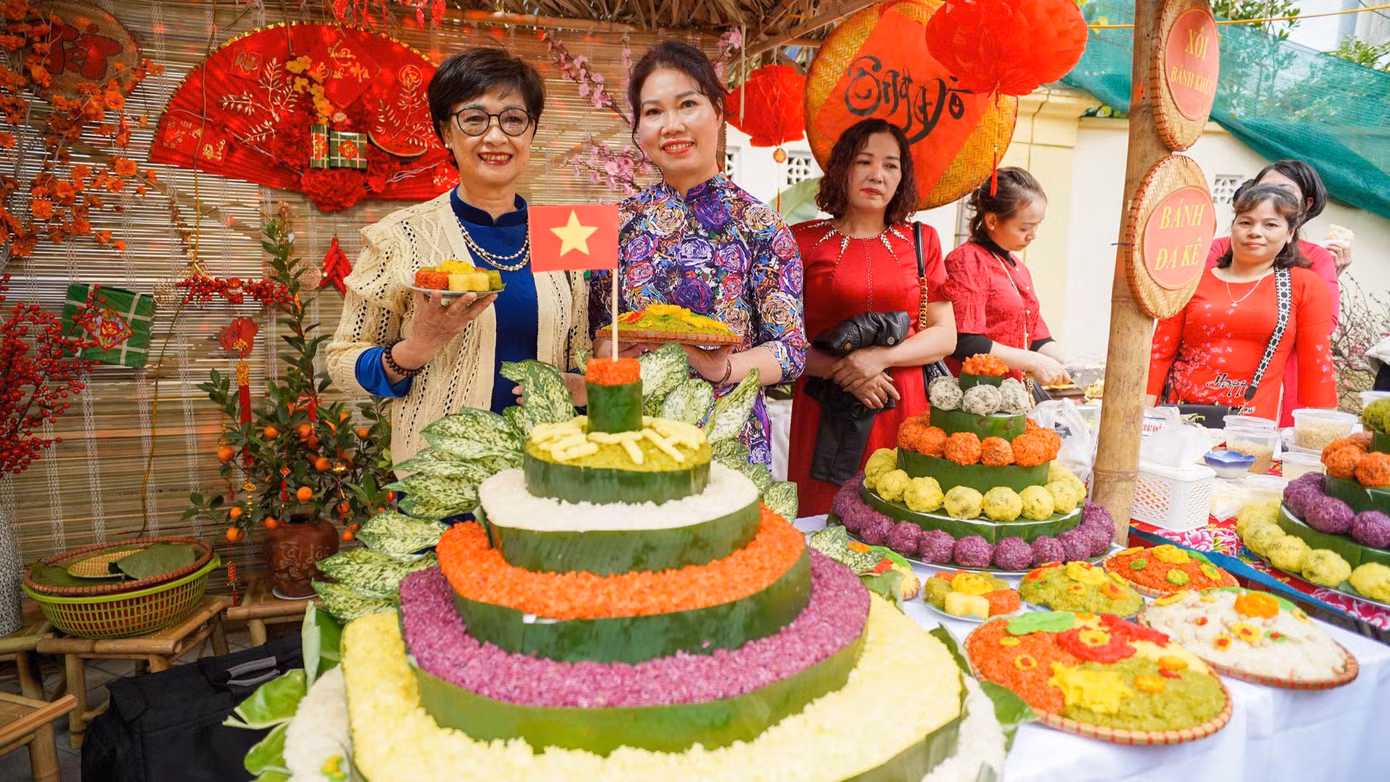 Những mâm xôi có tạo hình độc, lạ ở làng Phú Thượng ảnh 8 Những mâm xôi có tạo hình độc, lạ ở làng Phú Thượng ảnh 8
