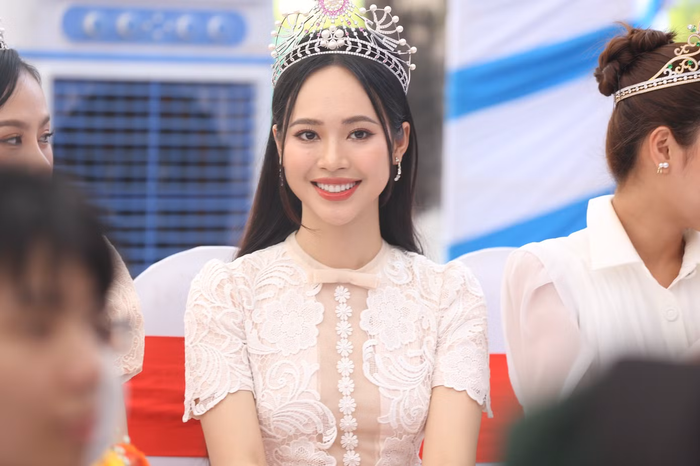 Á hậu 1 HHVN 2022 Trịnh Thùy Linh xuất hiện rạng rỡ tại Diễn đàn Điều em muốn nói. Người đẹp Thanh Hóa cởi mở, gần gũi khi giao lưu với các học sinh Nghệ An.