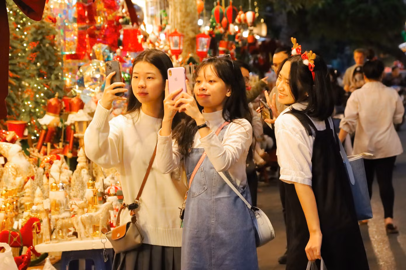 Mỗi dịp lễ, Tết, phố Hàng Mã lại rực rỡ ánh đèn. Năm nay, đồ trang trí Giáng sinh phổ biến vẫn là cây thông, người tuyết, mũ ông già Noel, vòng nguyệt quế.