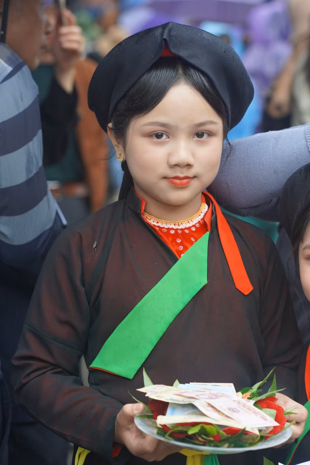 Dịch vụ cho thuê trang phục quan họ, trải nghiệm trầu têm cánh phượng hút khách. Ảnh: TRỌNG QUÂN.