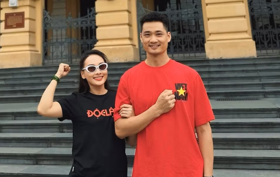 Diễn viên Bảo Thanh và ông xã mặc áo phông in chữ Độc lập, Việt Nam check-in Nhà hát Lớn, hòa vào niềm vui chung của cả nước dịp đại lễ. Những ngày này, áo phông in hình cờ đỏ sao vàng hay tiêu ngữ Độc lập - Tự do - Hạnh phúc bán đắt hàng.