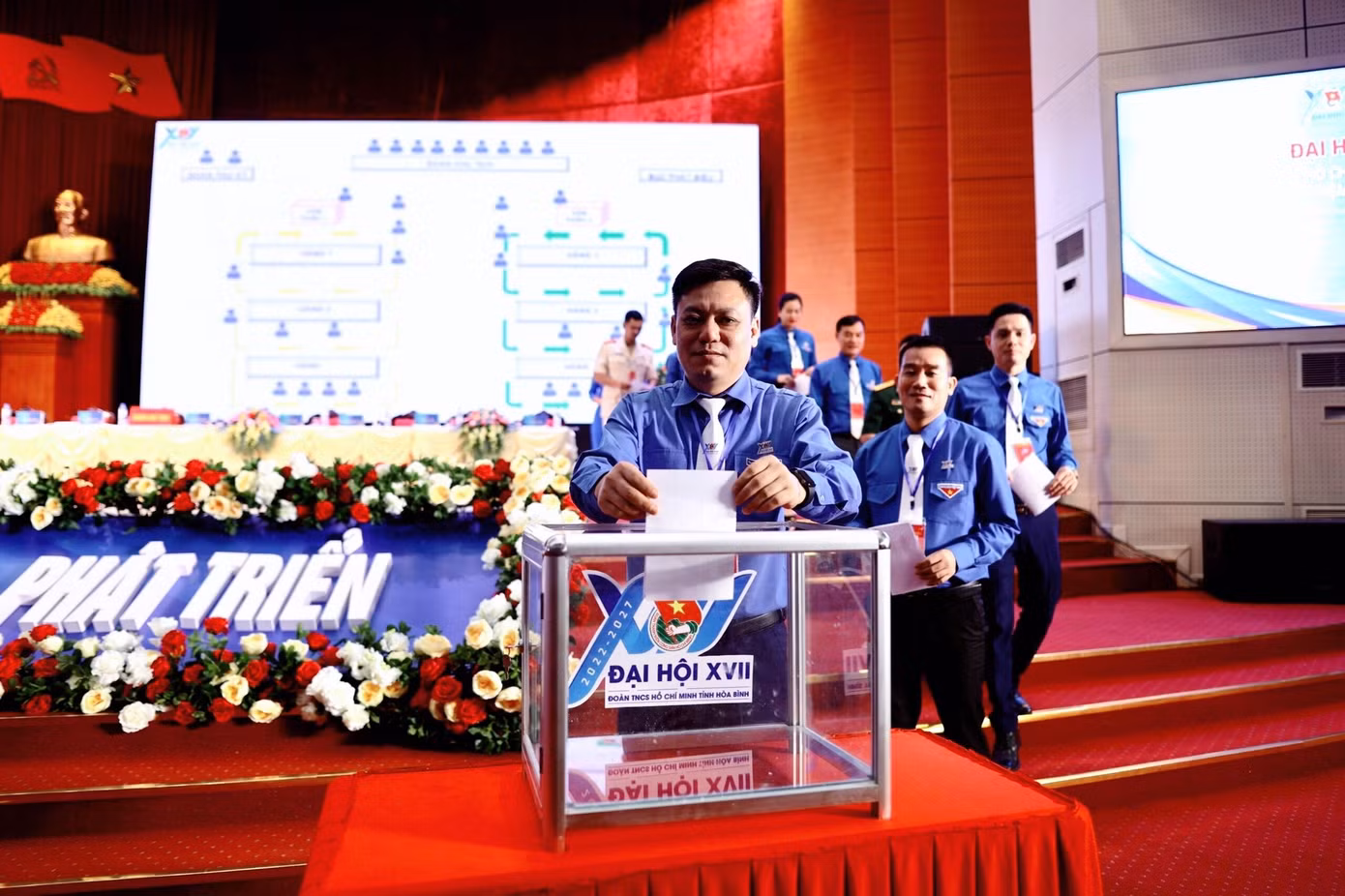 Các đại biểu bỏ phiếu bầu BCH Tỉnh Đoàn Hòa Bình khóa XVII. Ảnh: Như Ý