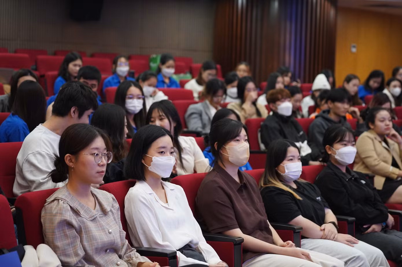 Các bạn sinh viên tham gia diễn đàn. Ảnh: Ngọc Thắng