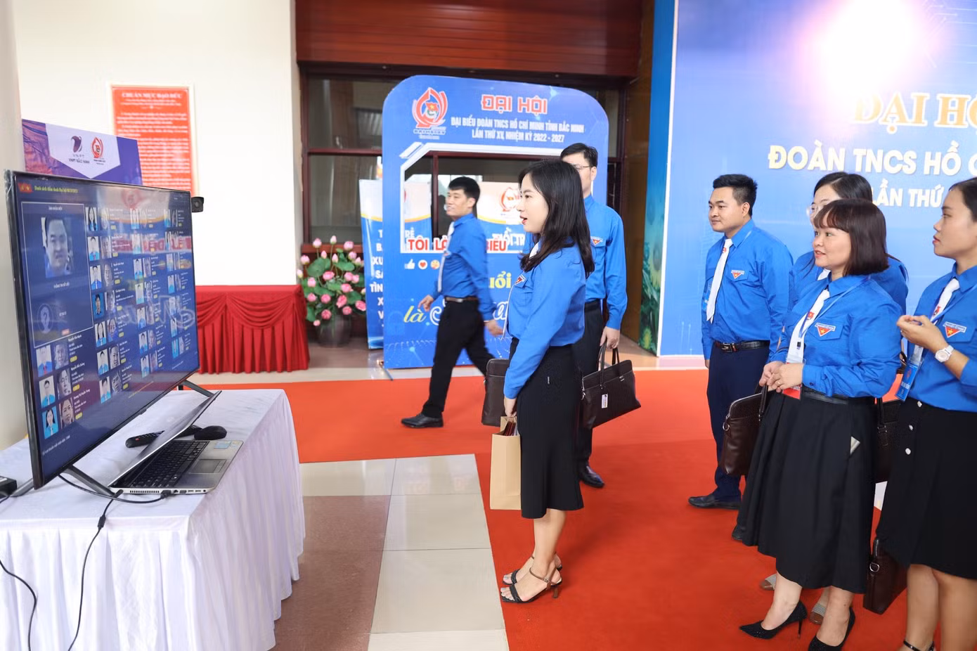 Điểm danh đại biểu bằng phần mềm nhận diện khuôn mặt. Ảnh: Như Ý