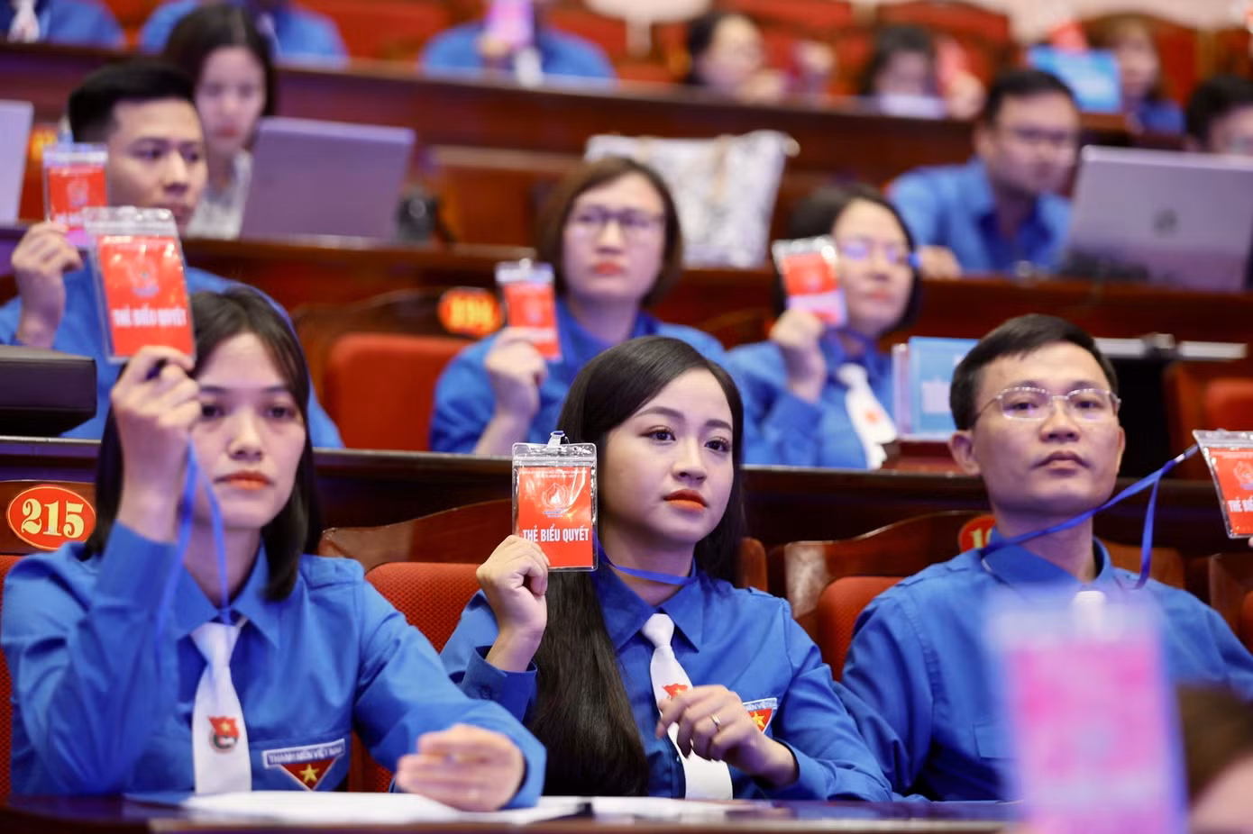 Các đại biểu biểu quyết thông qua nghị quyết đại hội. Ảnh: Như Ý