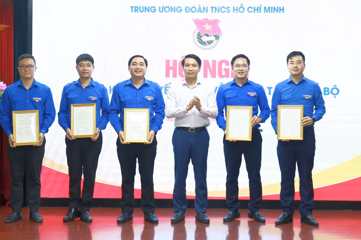 Anh Nguyễn Ngọc Lương, Bí thư Thường trực T.Ư Đoàn, Chủ tịch Hội LHTN Việt Nam trao quyết định về công tác cán bộ. Ảnh: Bảo Anh.
