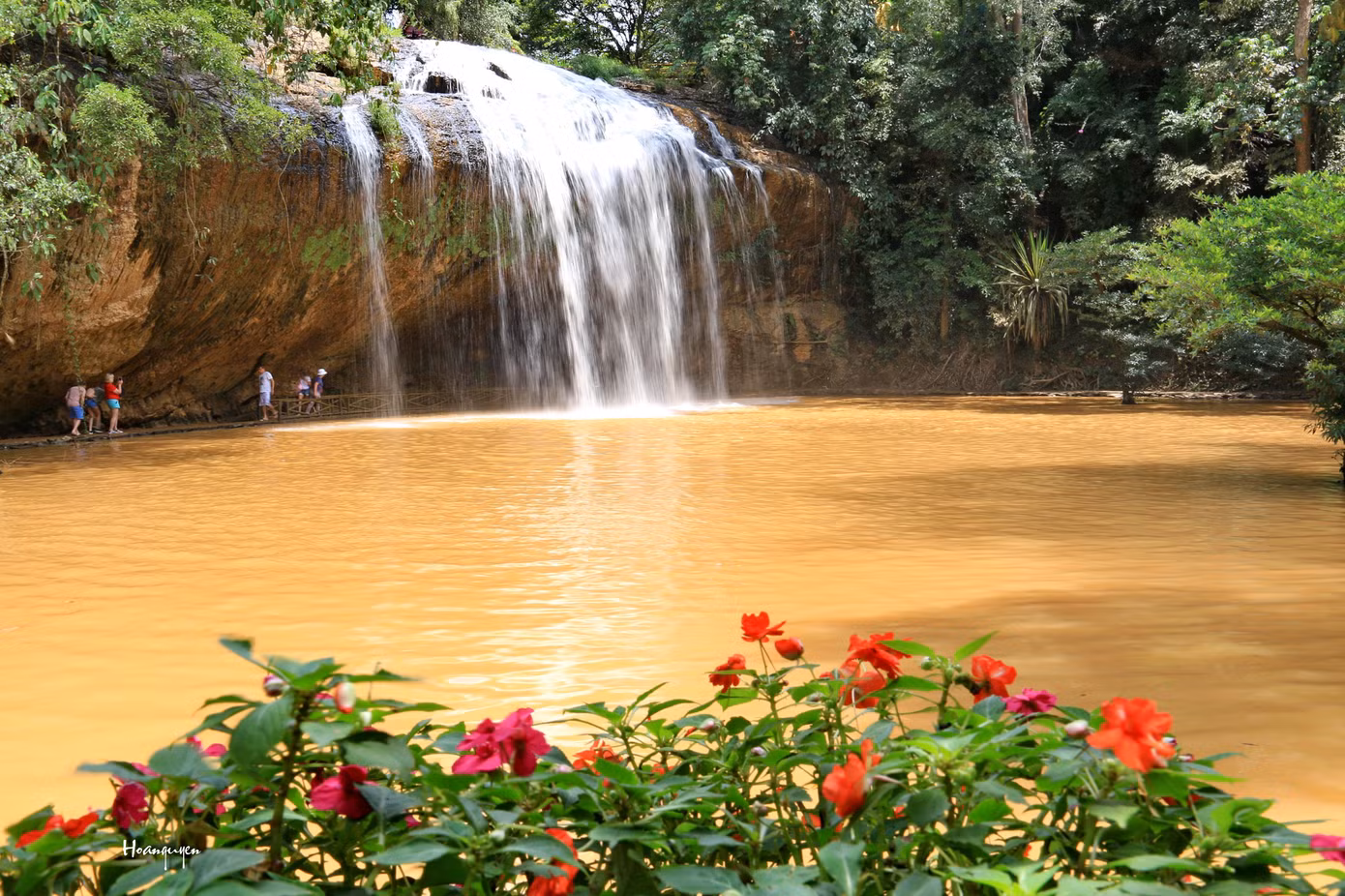Du khách thư thả dạo chơi ở thác Prenn. Ảnh: Hoàng Nguyên