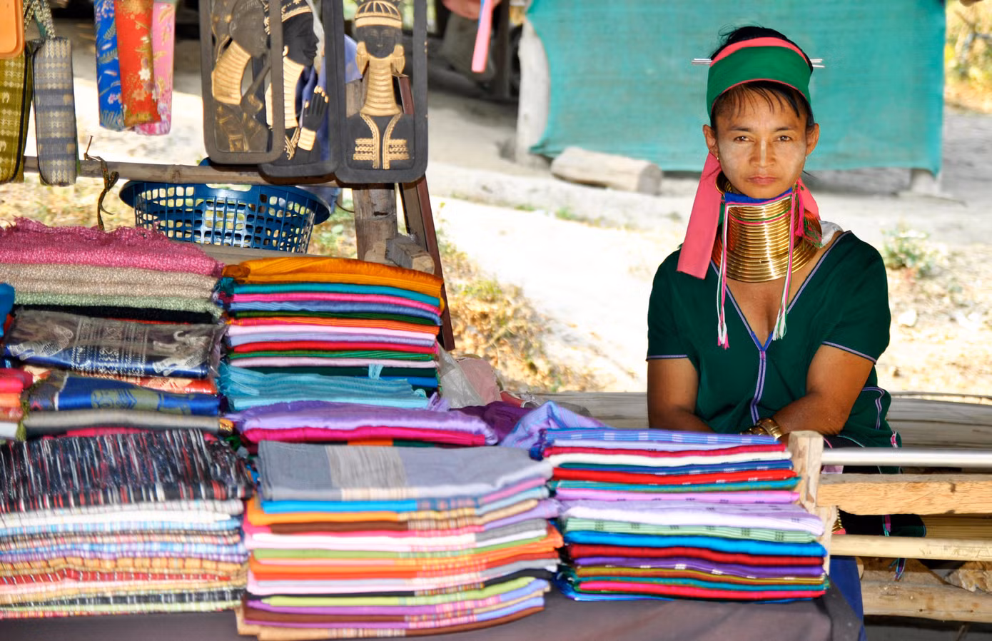 Phụ nữ Kayan bán những sản phẩm dệt trong làng