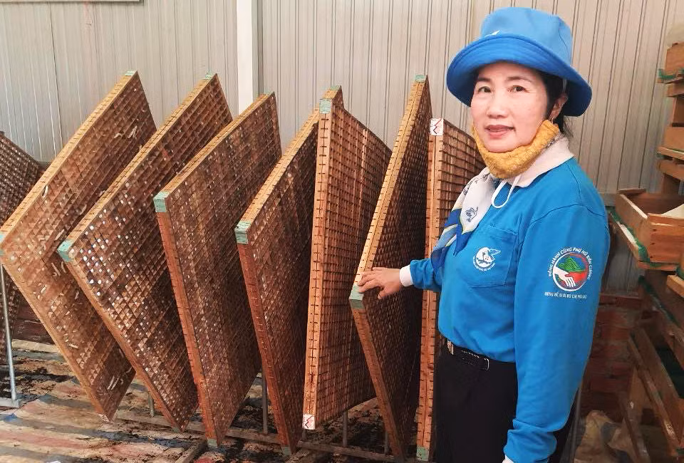 Hội phụ nữ hỗ trợ dụng cụ sản xuất cho các hội viên có hoàn cảnh khó khăn