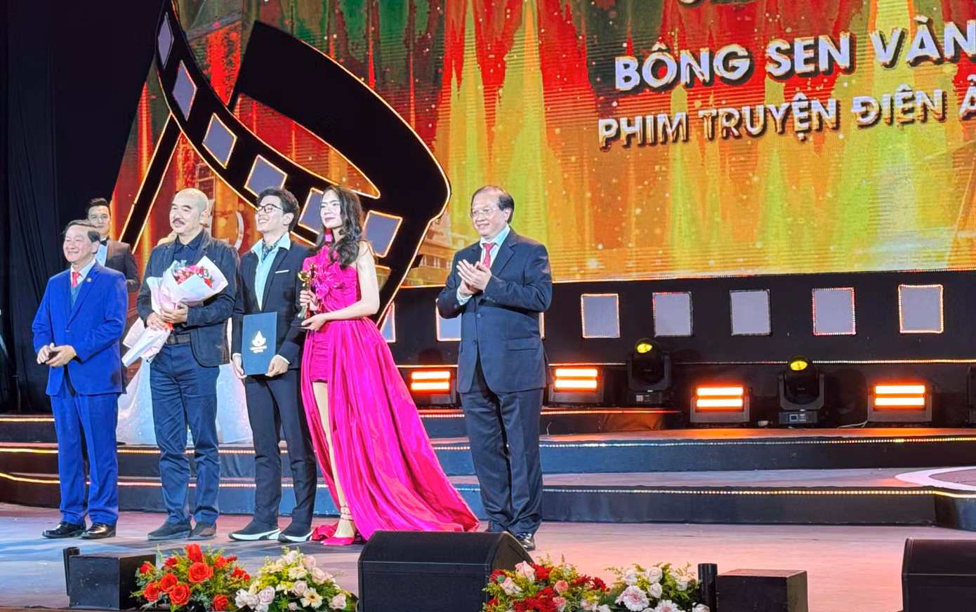Tro tàn rực rỡ thắng giải Bông sen vàng.