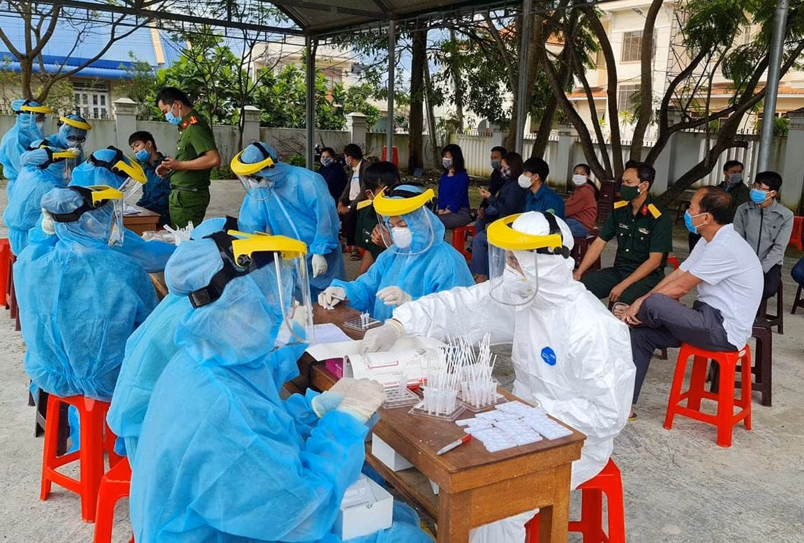 Nhiều bạn trẻ không ngại nguy hiểm đi truy vết để sàng lọc F0