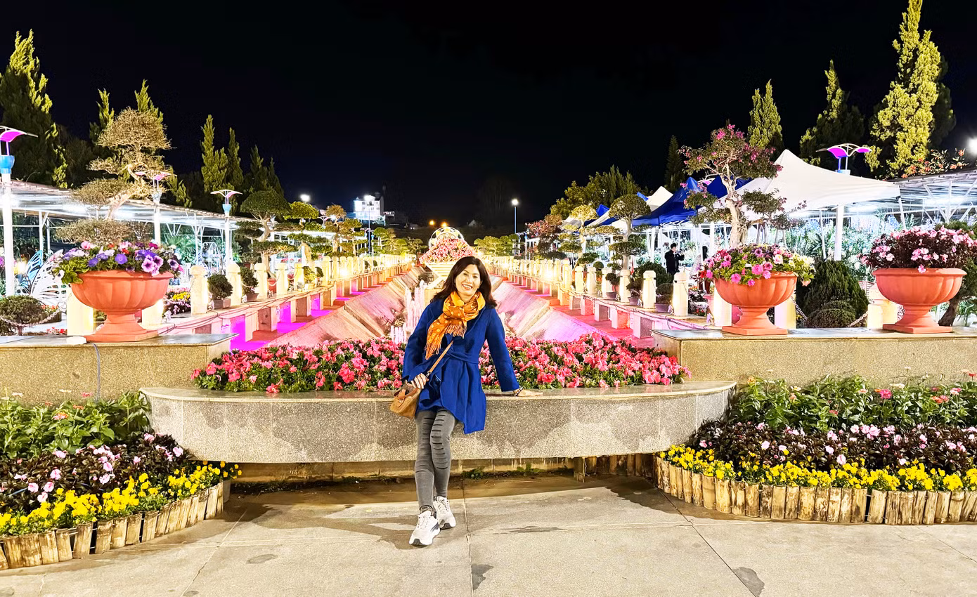 Vườn hoa Đà Lạt cũng không kém phần rực rỡ vào ban đêm.