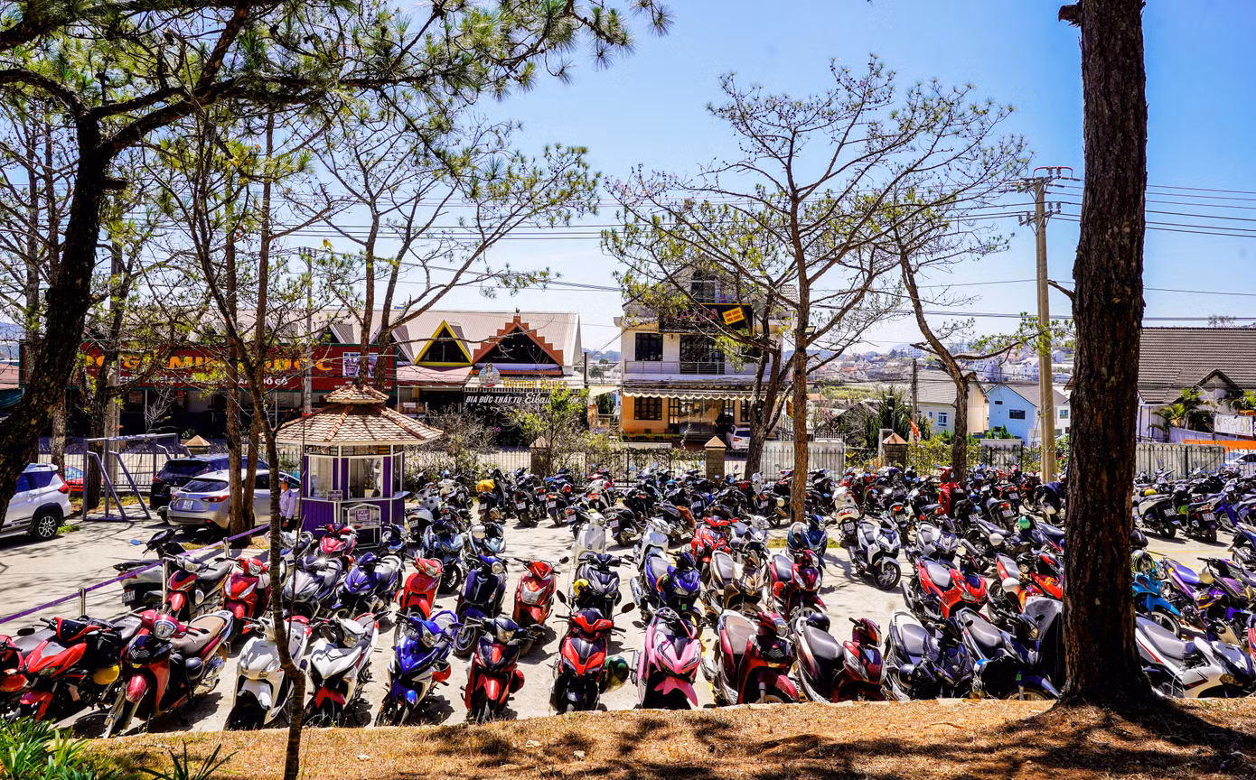 Bãi giữ xe ở Thung lũng tình yêu có rất nhiều xe máy