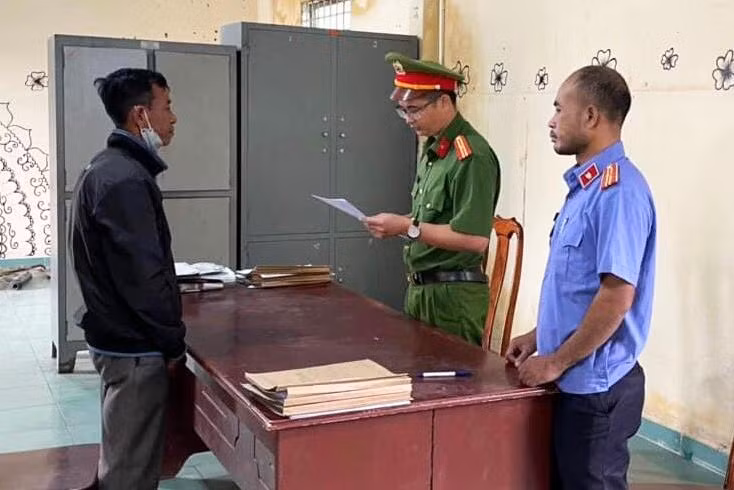 Lực lượng chức năng đọc lệnh bắt tạm giam đối tượng