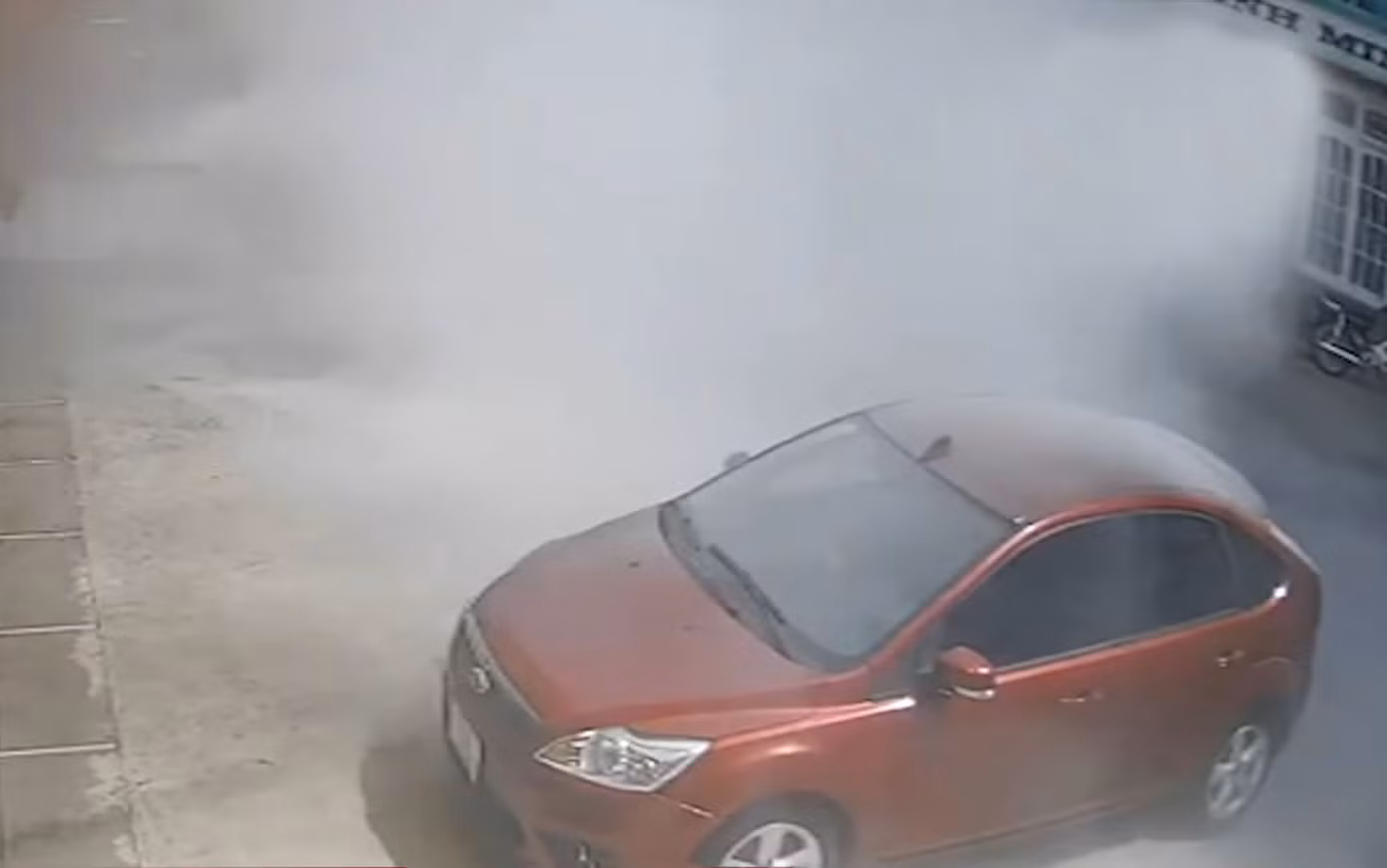 Khói trùm lên khu vực người đàn ông nghi tự thiêu. Ảnh cắt từ clip